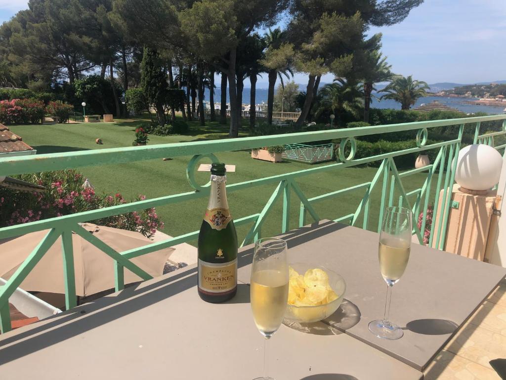 - une bouteille de champagne et deux verres sur une table dans l'établissement Duplex T3 Boulouris Pieds dans l eau, à Saint-Raphaël