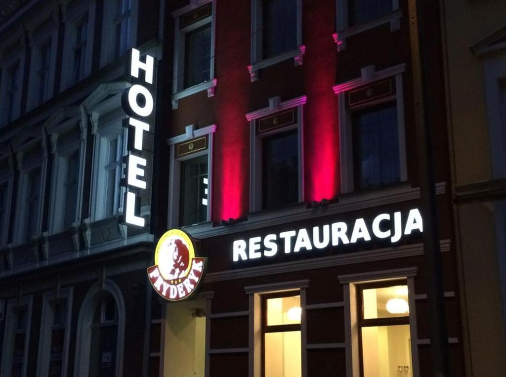 znak restauracji na boku budynku w obiekcie Hotel Fryderyk w Nysie