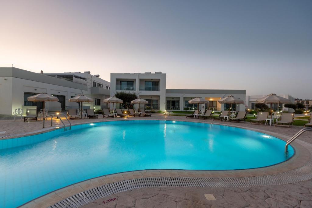 Basen w obiekcie Royal Bay Suites lub w pobliżu