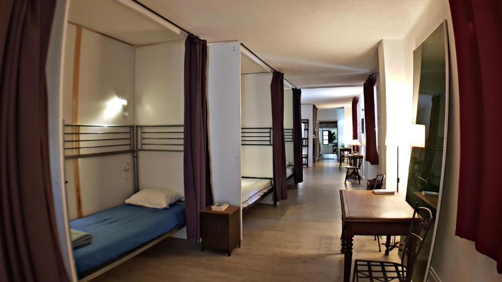 einen Flur mit mehreren Etagenbetten in einem Zimmer in der Unterkunft Gîte BIDEAN in Saint-Jean-Pied-de-Port
