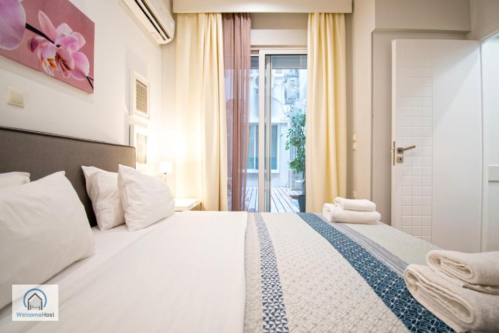 Łóżko lub łóżka w pokoju w obiekcie Syntagma Square Athenian apartments