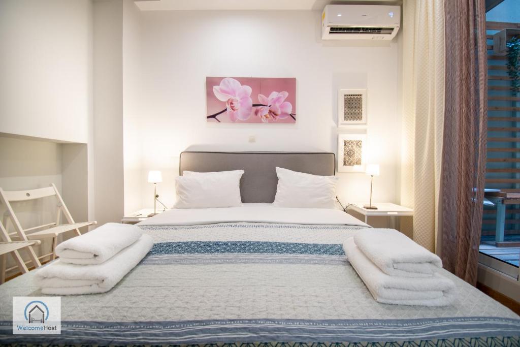 Łóżko lub łóżka w pokoju w obiekcie Syntagma Square Athenian apartments