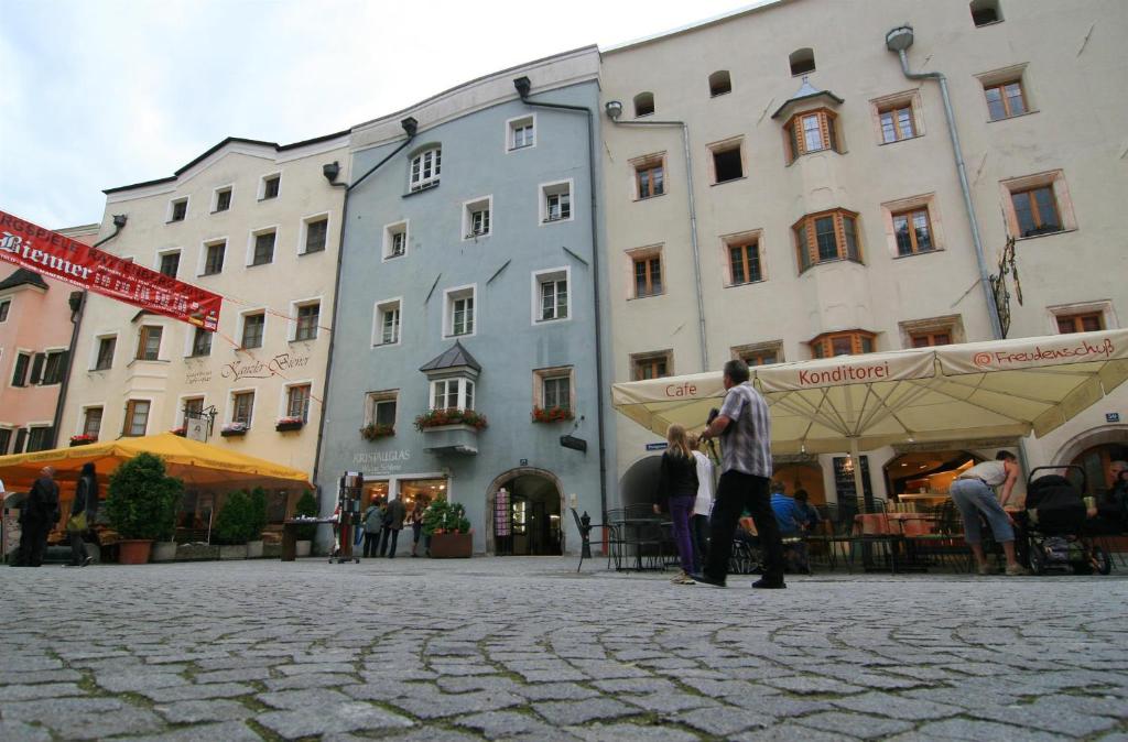 eine Gruppe von Personen, die vor einem Gebäude stehen in der Unterkunft Apartment Rattenberg in Rattenberg