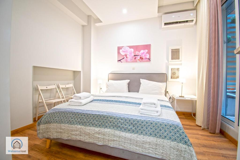Łóżko lub łóżka w pokoju w obiekcie Syntagma Square Athenian apartments