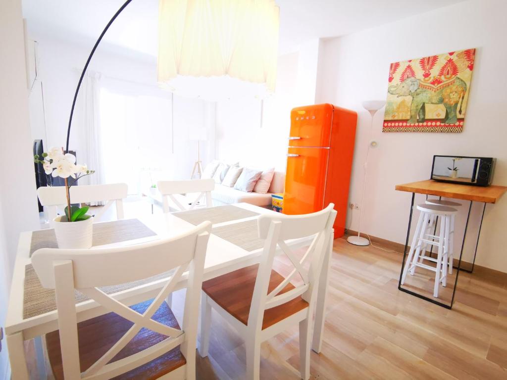 cocina y sala de estar con mesa y sillas en Fuengirola Centro Histórico. A 200 m de la playa, en Fuengirola
