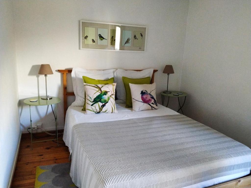 1 dormitorio con 1 cama con 2 pájaros en las almohadas en Appartement Arles Centre Historique, en Arles