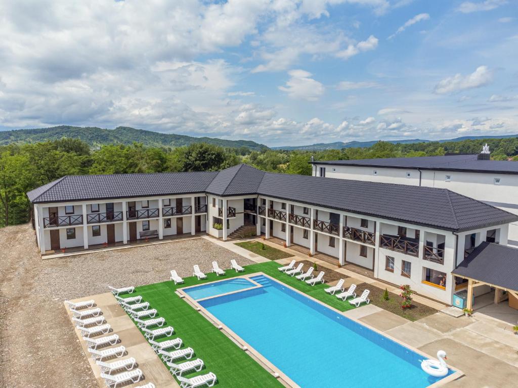 - une vue aérienne sur un hôtel avec une piscine et des chaises dans l'établissement ROMANTIK, à Solotvyno