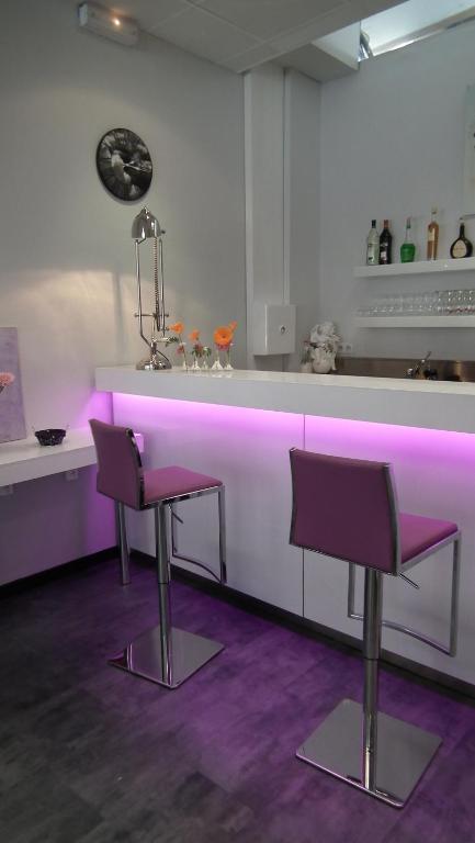 Lounge nebo bar v ubytování Hôtel des Pays Bas