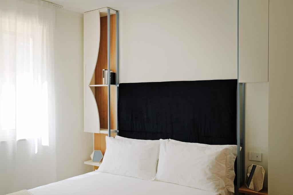 Posteľ alebo postele v izbe v ubytovaní Sighé Boutique Rooms - Stanze vicine all'Ospedale Panico - Soggiorno Elegante a pochi minuti di auto da Castro, Tricase Porto e Marina Serra