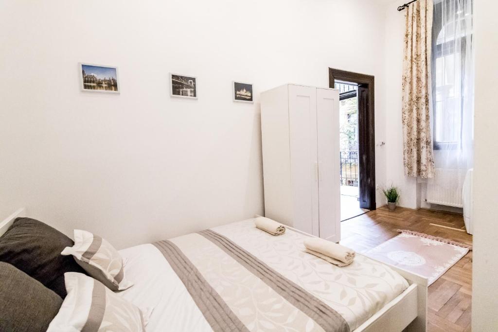 Posteľ alebo postele v izbe v ubytovaní Real Apartments Klauzál II