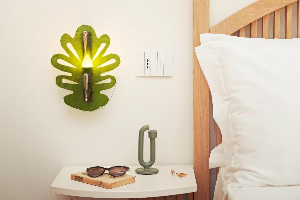 Posteľ alebo postele v izbe v ubytovaní Sighé Boutique Rooms - Stanze vicine all'Ospedale Panico - Soggiorno Elegante a pochi minuti di auto da Castro, Tricase Porto e Marina Serra