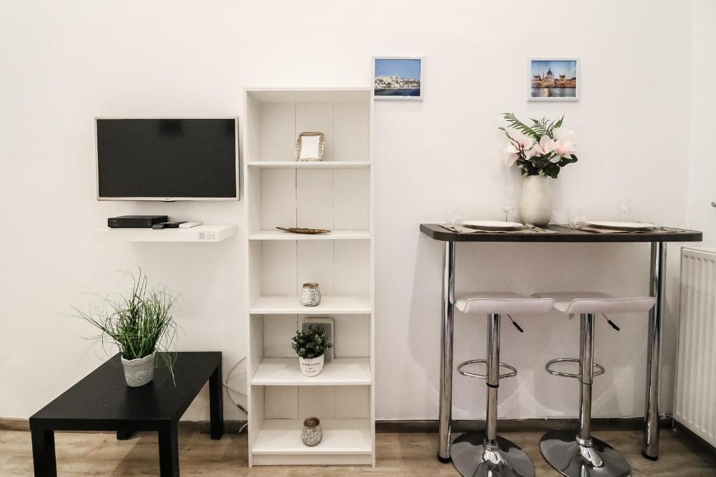 Televízia a/alebo spoločenská miestnosť v ubytovaní Real Apartments Klauzál II
