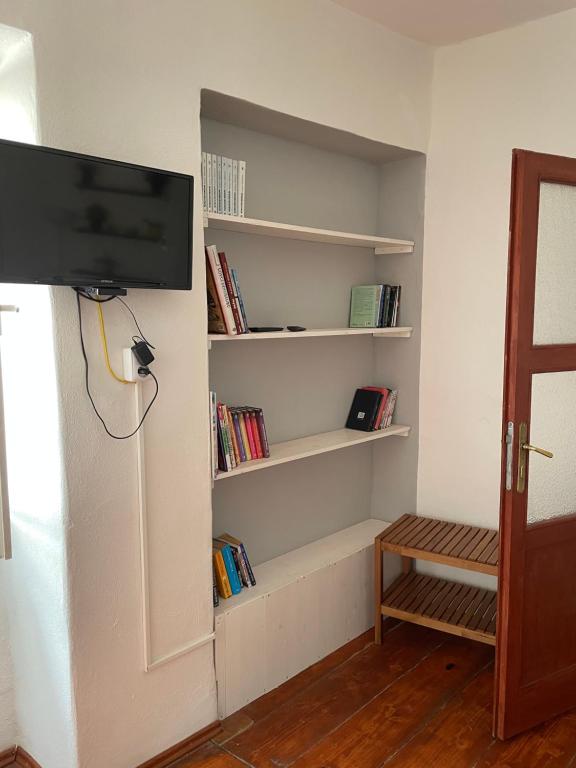 Knihovna v apartmánu