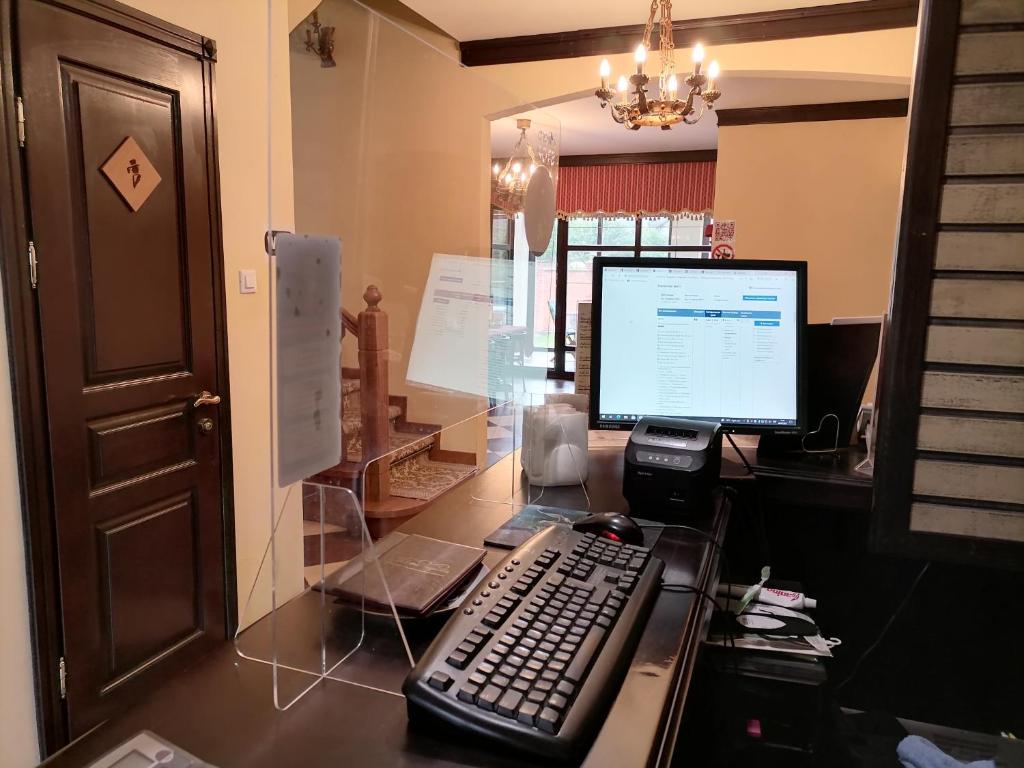 biurko z monitorem komputerowym, klawiaturą i myszą w obiekcie Шале Золота пiдкова та рiчка w Sławsku