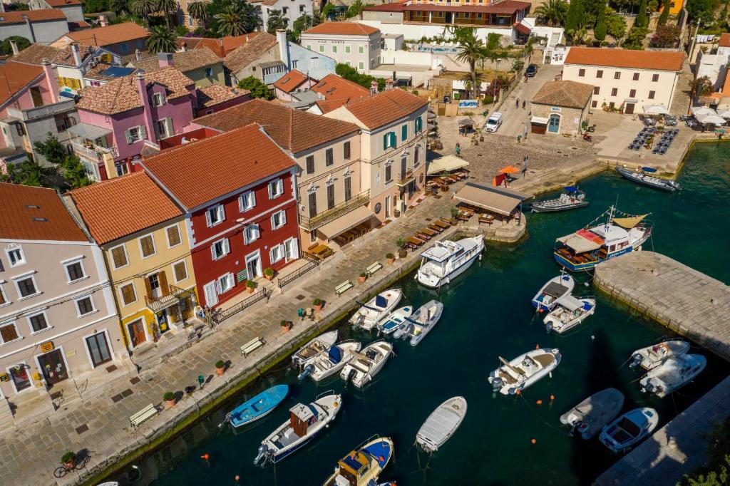 eine Luftansicht eines Hafens mit Booten im Wasser in der Unterkunft Bed and breakfast Ciao Bella in Veli Lošinj