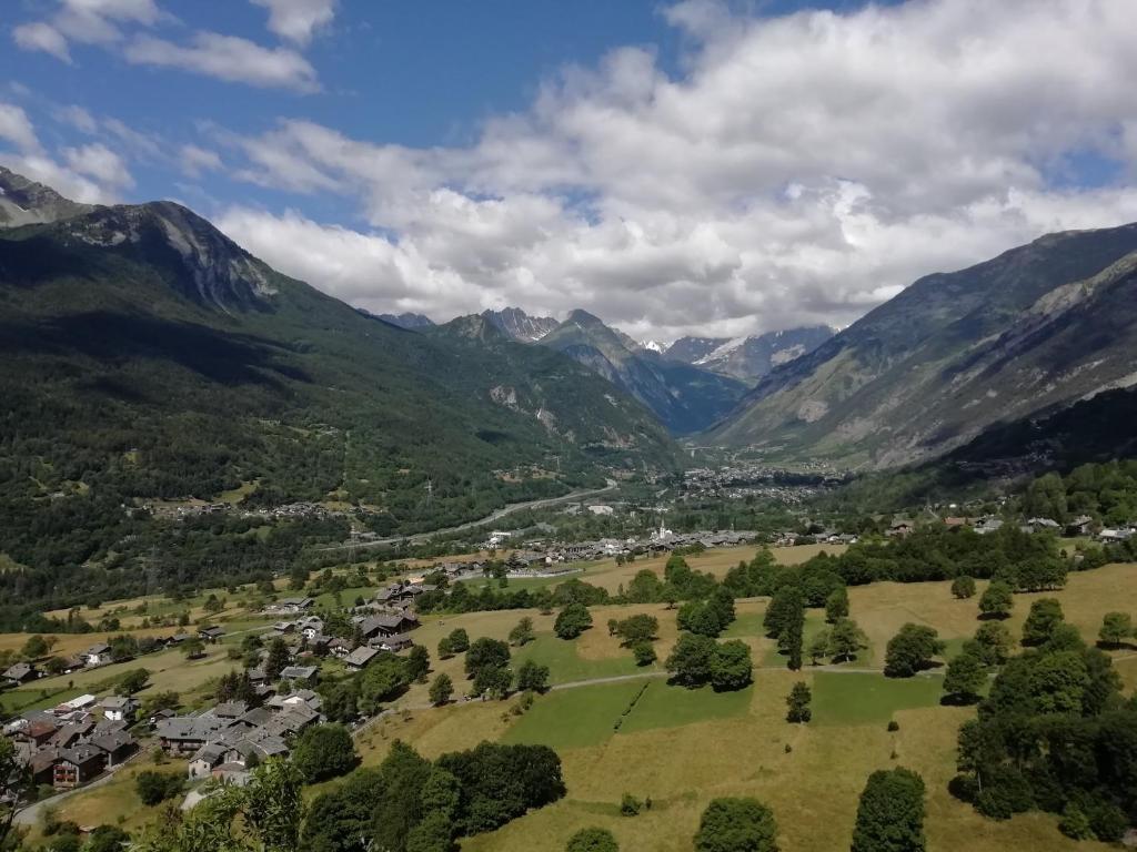 eine Luftansicht eines Dorfes in einem Tal mit Bergen in der Unterkunft Casa Pascal in La Salle