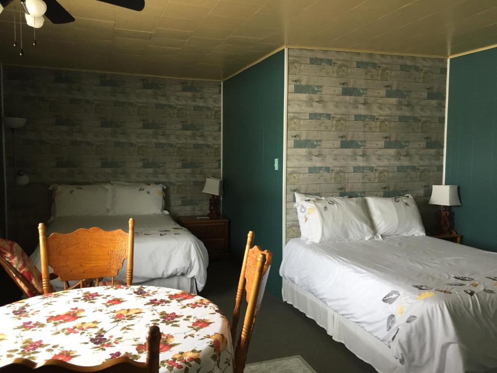 En eller flere senger på et rom på Motel Leblanc