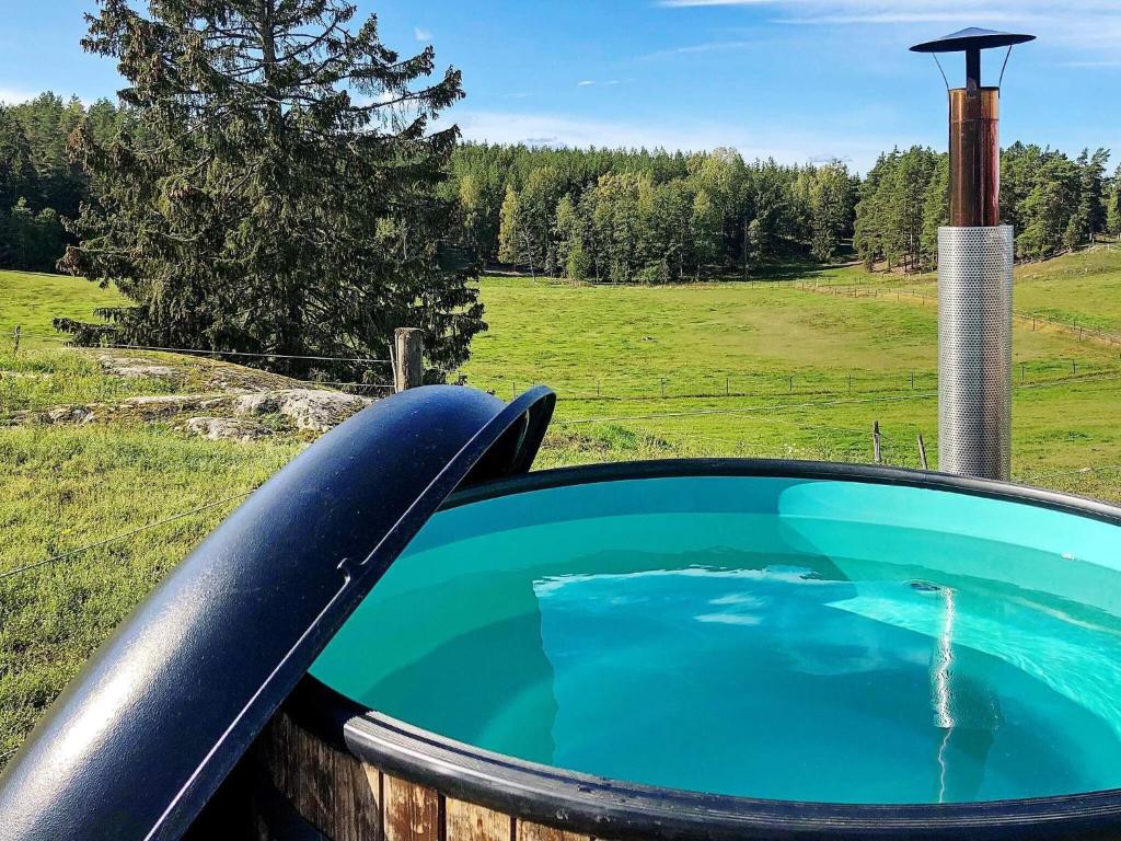 una bañera de hidromasaje en un campo con agua saliendo en 9 person holiday home in Tystberga en Tystberga