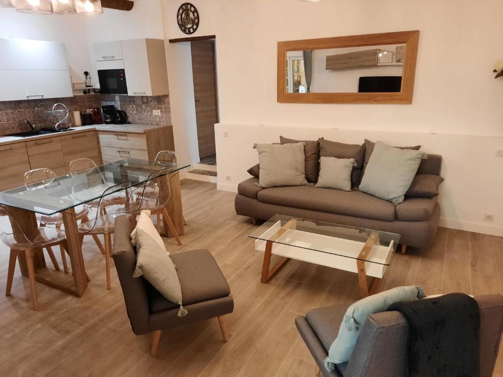 un salon avec un canapé et une table dans l'établissement Beautiful Old Town flat, near the beach, à Nice