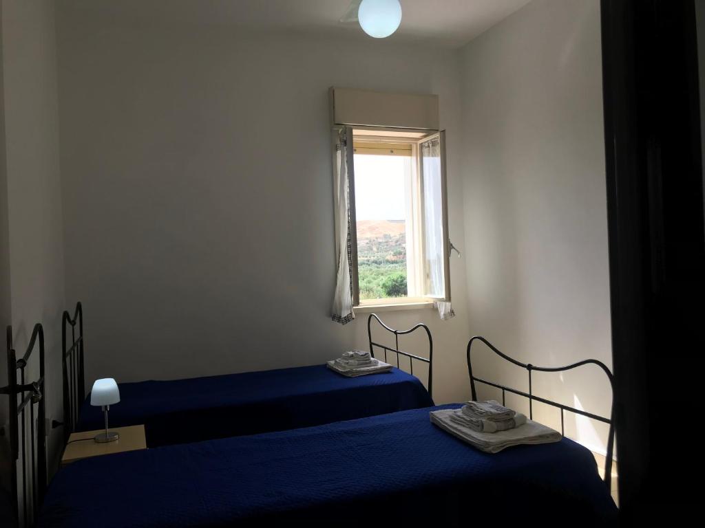 A bed or beds in a room at Modern Apartment in San Giorgio Timpirussi, Sea View, 90 m²