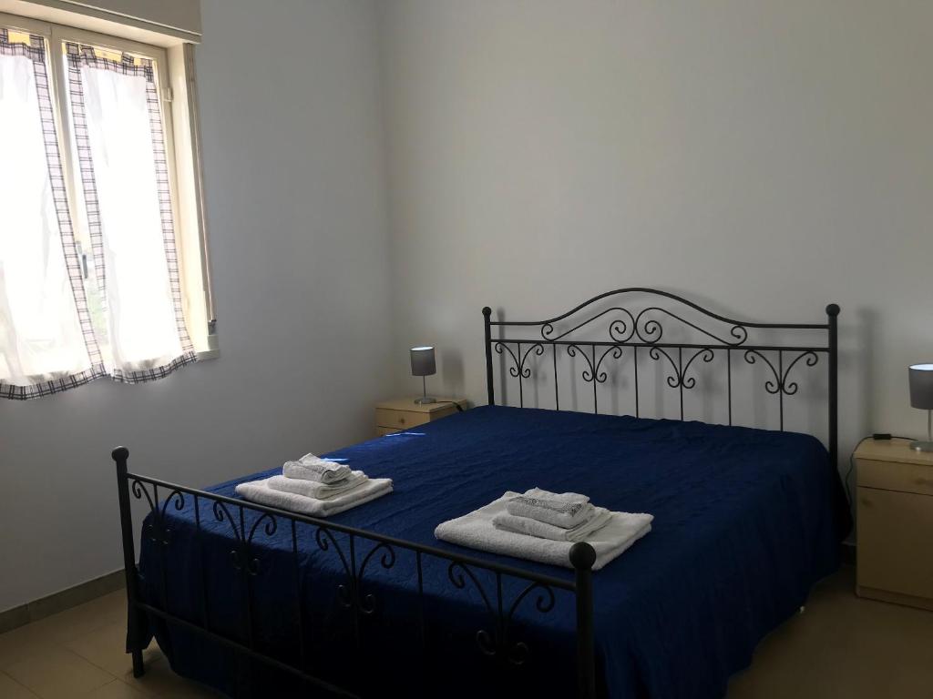 A bed or beds in a room at Modern Apartment in San Giorgio Timpirussi, Sea View, 90 m²