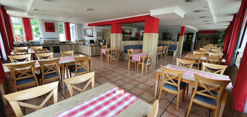 Restaurace v ubytování Hotel Bigger Hof - Wirtshaus Platzhirsch am Jahnplatz
