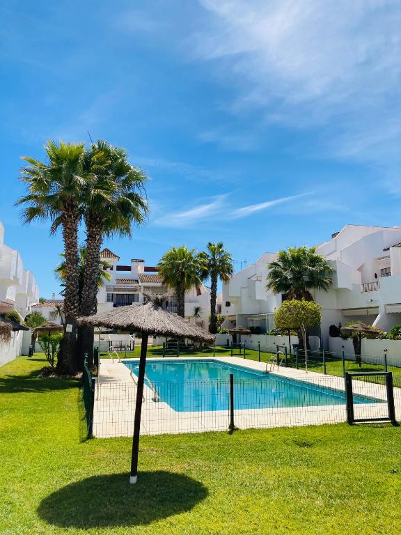 Bazén v ubytovaní La Hacienda Golf Islantilla AIRE ACONDICIONADO Y WIFI -SOLO FAMILIAS Y PAREJAS- alebo v jeho blízkosti