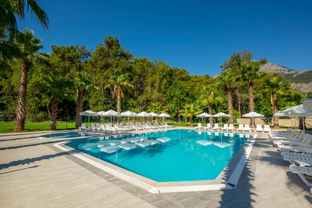 Bazén v ubytování Eldar Garden Resort nebo v jeho okolí
