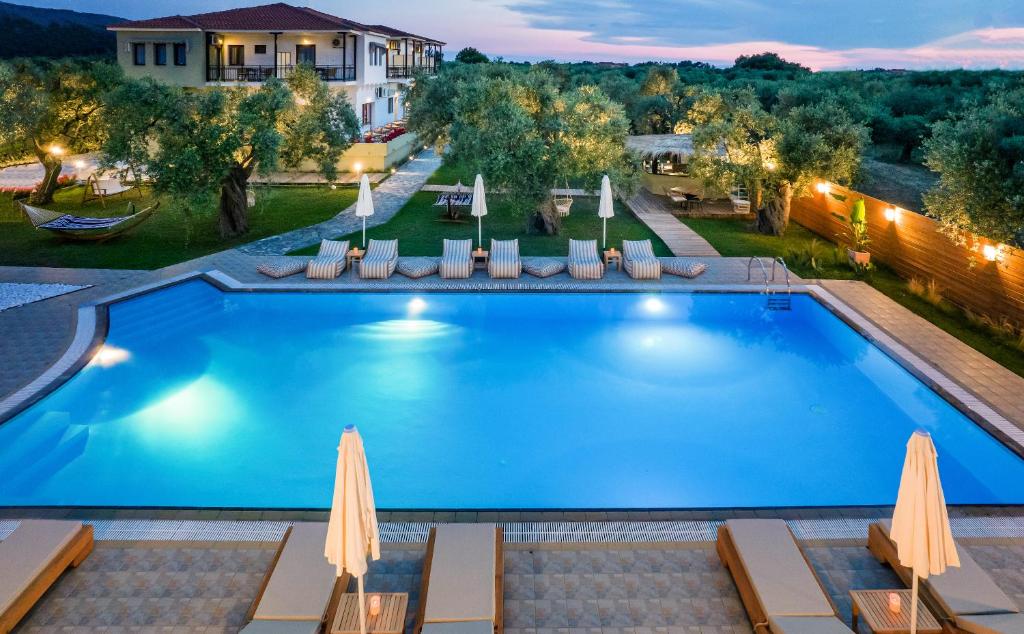 Bazén v ubytování Nefeli Fresh Hotel by Del Mare nebo v jeho okolí