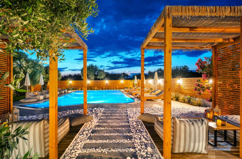Bazén v ubytování Nefeli Fresh Hotel by Del Mare nebo v jeho okolí
