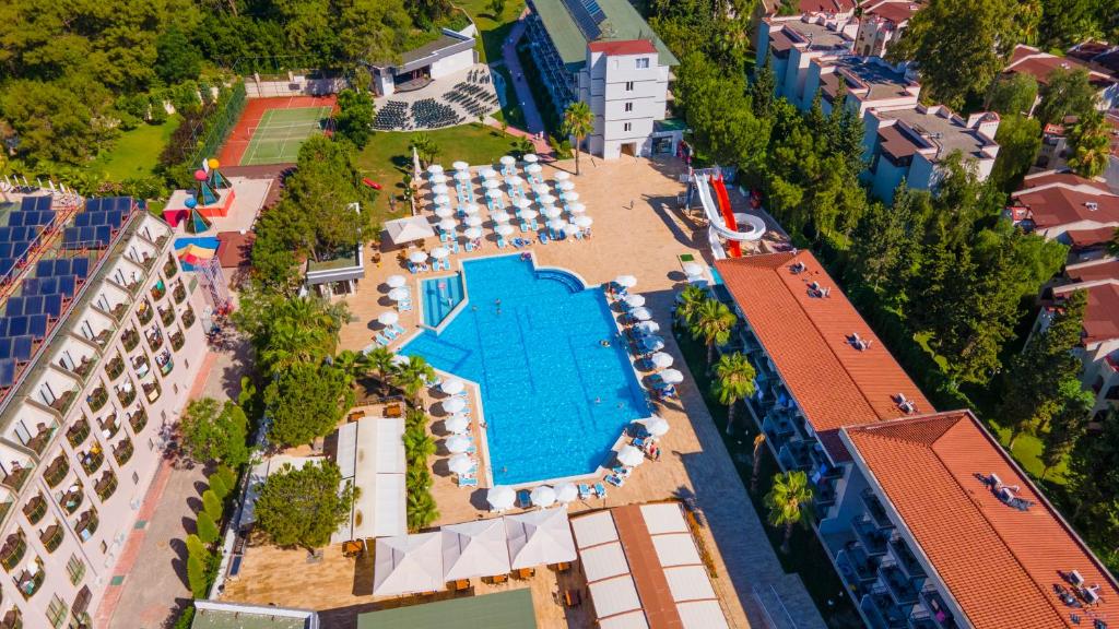 una vista aérea de un complejo con piscina en Eldar Garden resort en Kemer