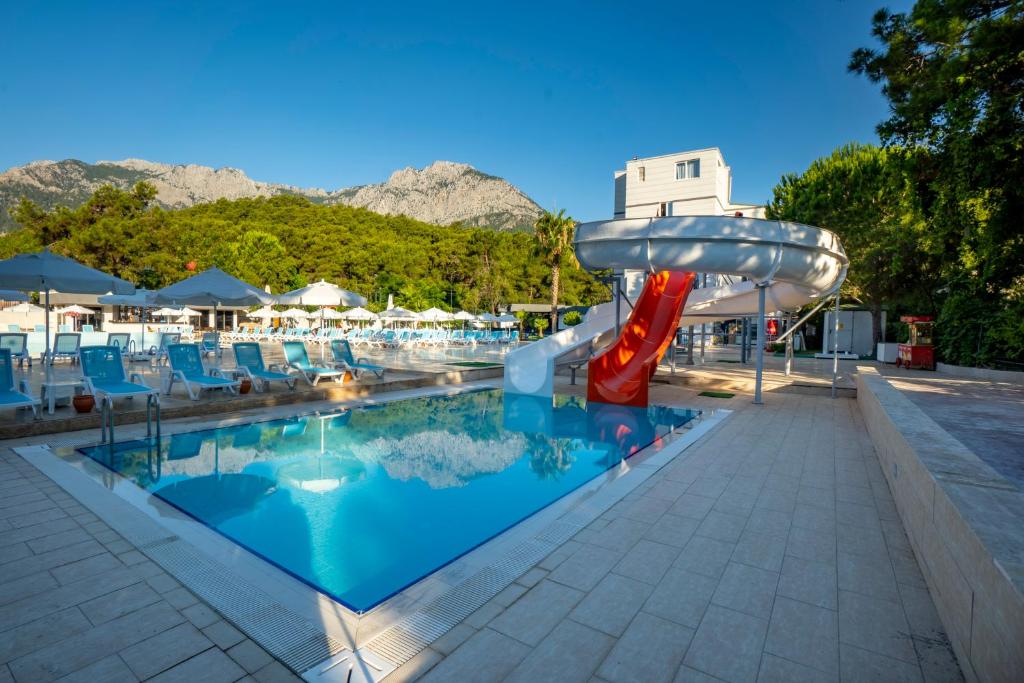 Bazén v ubytování Eldar Garden Resort nebo v jeho okolí