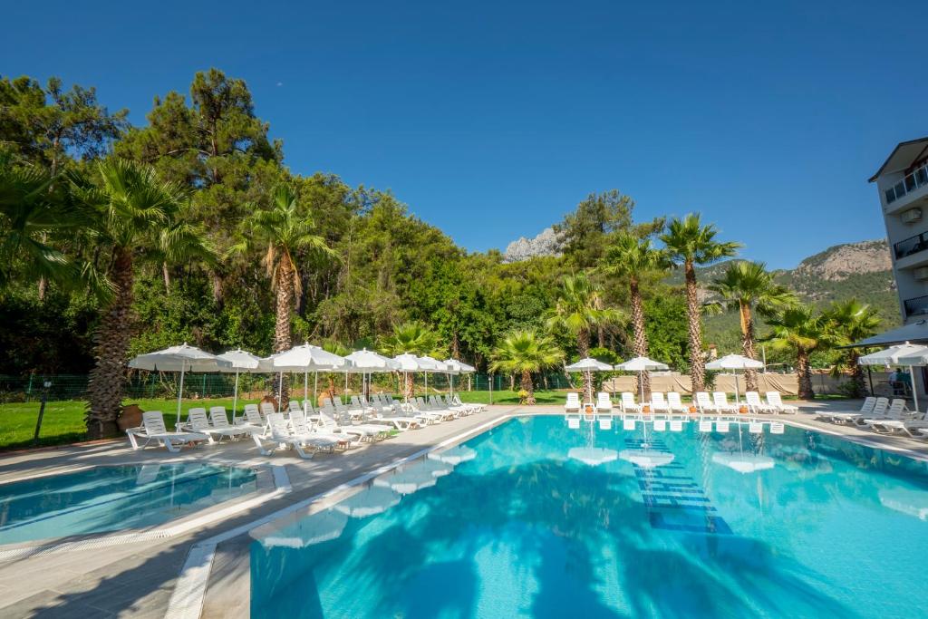 Bazén v ubytování Eldar Garden Resort nebo v jeho okolí