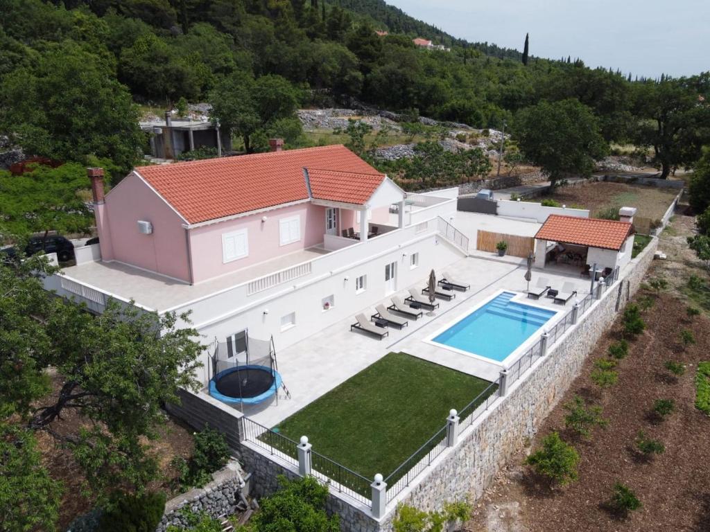 una vista aérea de una casa con piscina en Villa Dragić, en Pridvorje
