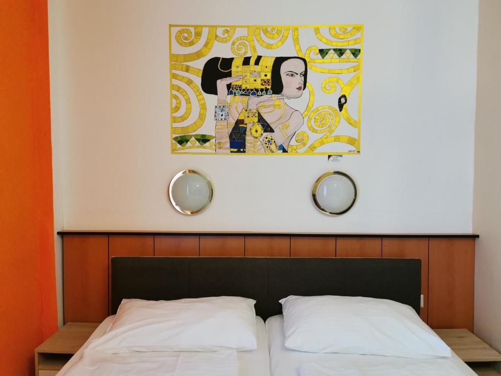Postel nebo postele na pokoji v ubytování Garten- und Kunsthotel Gabriel City