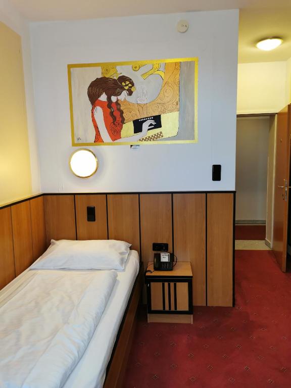 Postel nebo postele na pokoji v ubytování Garten- und Kunsthotel Gabriel City