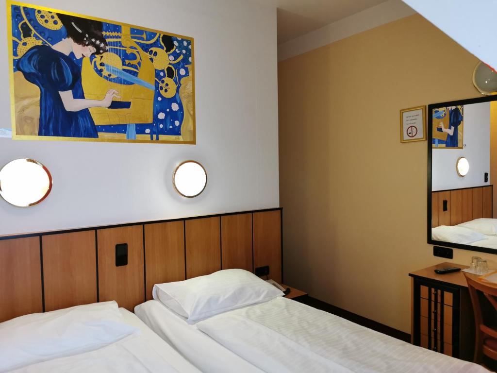 Postel nebo postele na pokoji v ubytování Garten- und Kunsthotel Gabriel City
