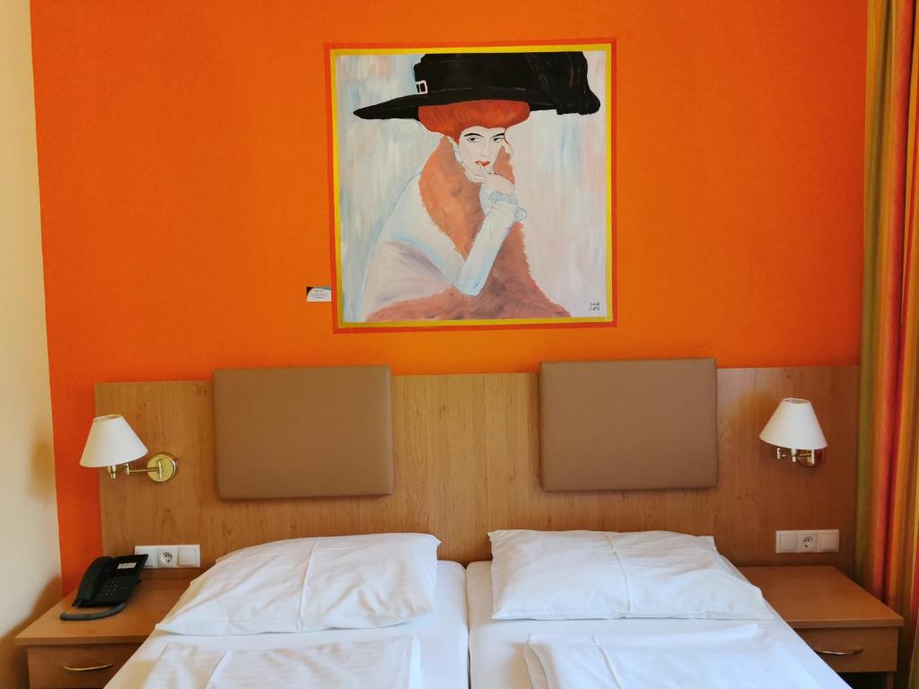 Postel nebo postele na pokoji v ubytování Garten- und Kunsthotel Gabriel City