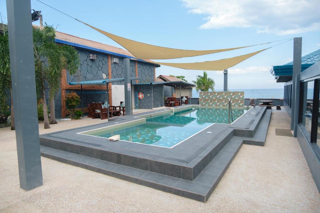 Bazén v ubytování Cave Beach Resort Boutique Luxury Accomodation nebo v jeho okolí