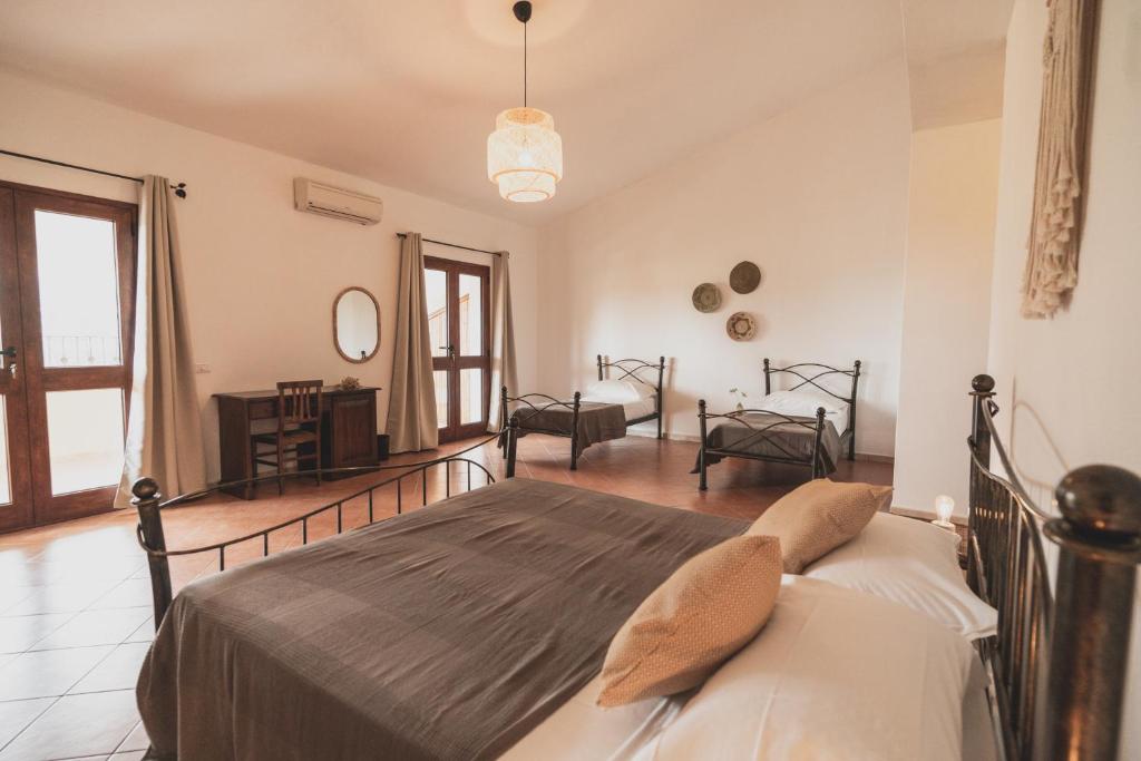 1 Schlafzimmer mit 2 Betten in einem Zimmer in der Unterkunft Anima Hotel Sardinia in Fluminimaggiore