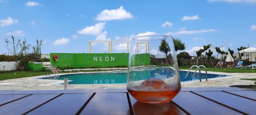 Bazén v ubytování Neon Hotel nebo v jeho okolí