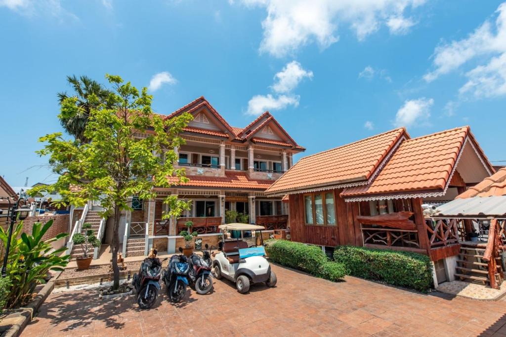 a house with motorcycles parked in front of it at Baan Virog Koh Larn in Ko Larn