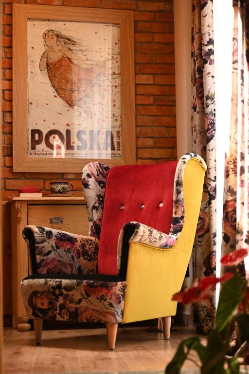 kanapę z kocem w salonie w obiekcie Apartamenty u Harrego BOUTIQUE SPA z klimatyzacja, balkon, sauna, tężnia parking w Kudowie Zdroju