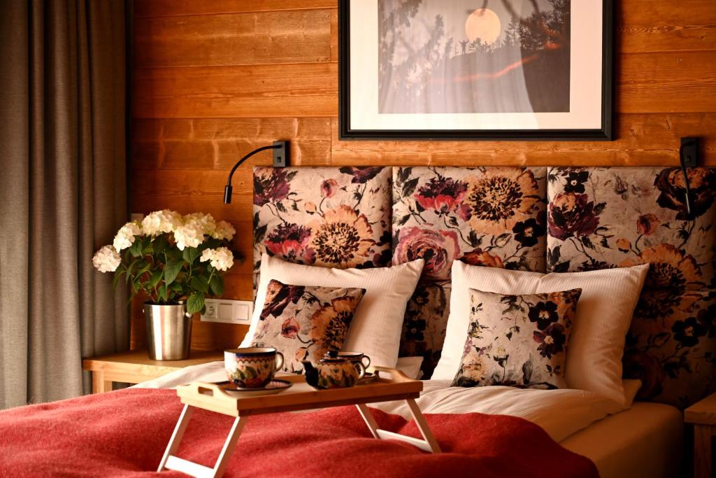 Łóżko lub łóżka w pokoju w obiekcie Apartamenty u Harrego BOUTIQUE SPA z klimatyzacja, balkon, sauna, tężnia parking