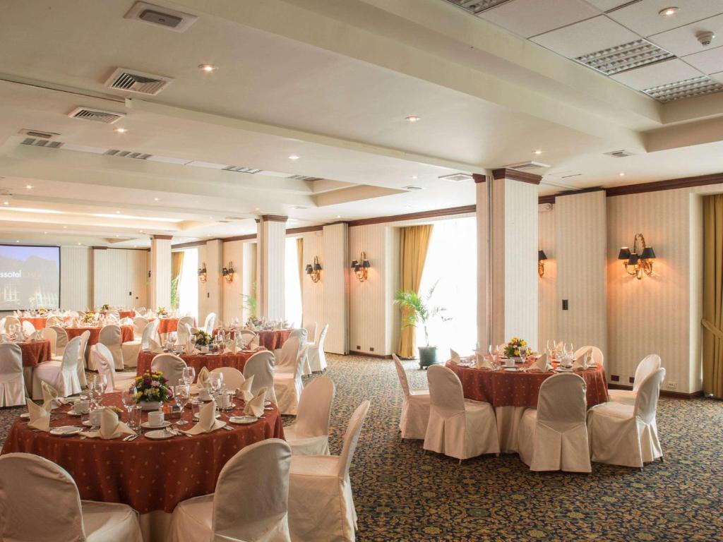 una sala banchetti con tavoli e sedie bianche di Swissotel Lima a Lima