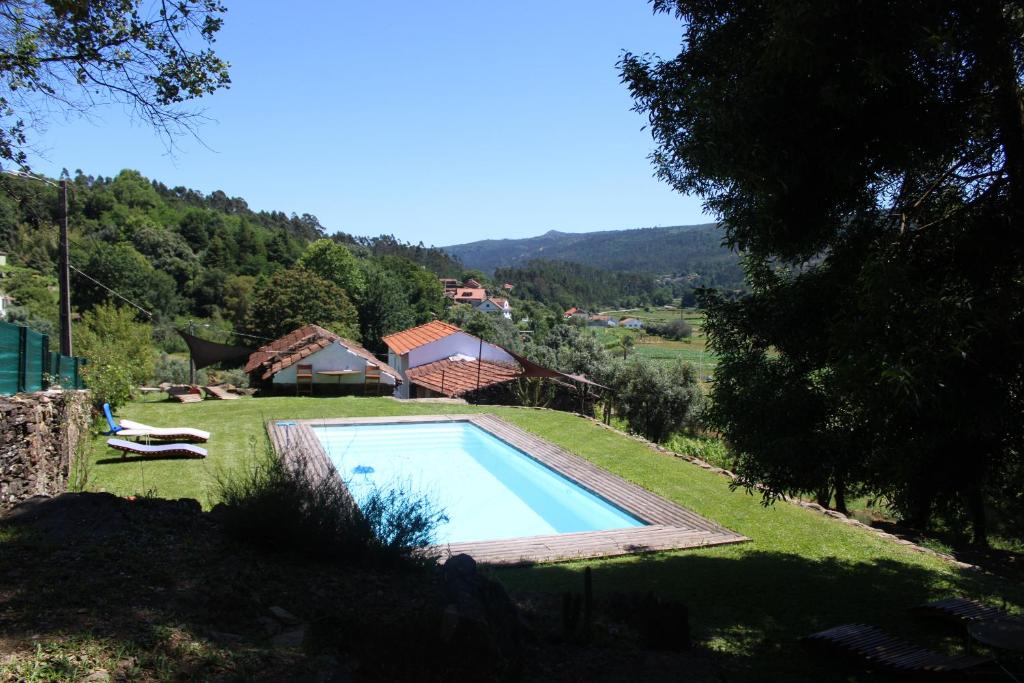 a swimming pool in the middle of a yard at Lugar da Lourida in Caminha