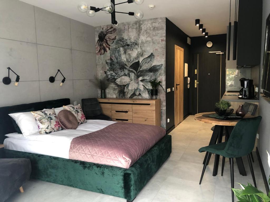 sypialnia z łóżkiem i stołem w pokoju w obiekcie Apartament Lividus 210 ApartPark w Świnoujściu