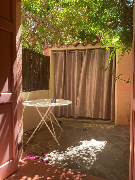 une table dans une arrière-cour avec une clôture et un arbre dans l'établissement 6MIR17 - Chaleureuse maison de pêcheurs idéalement située, à Collioure