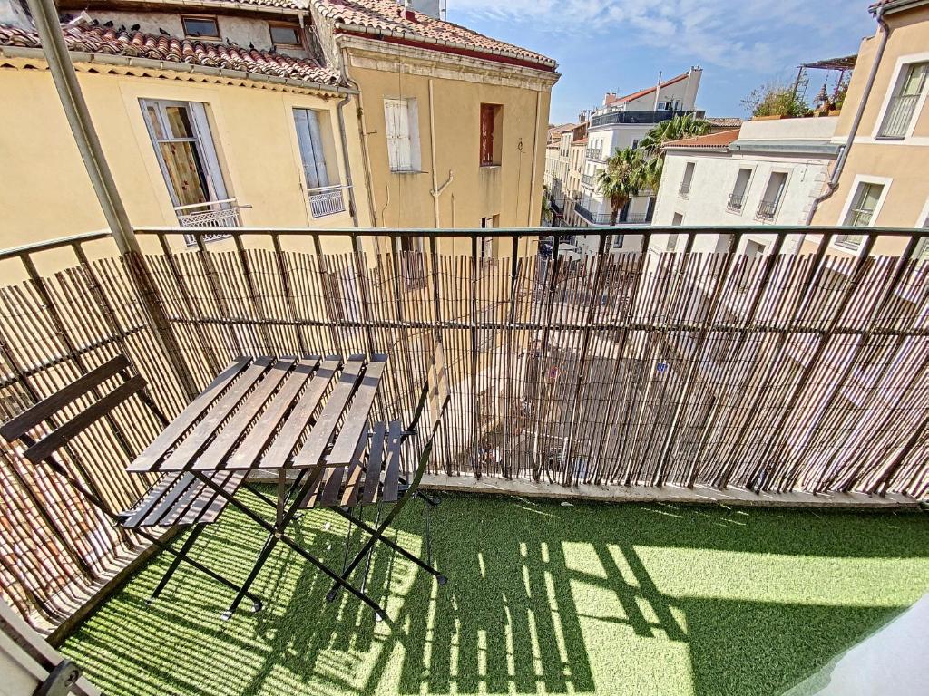 un banc installé au-dessus d'un balcon dans l'établissement Mon Gîte Sainte Marie Climatisé, à Sète