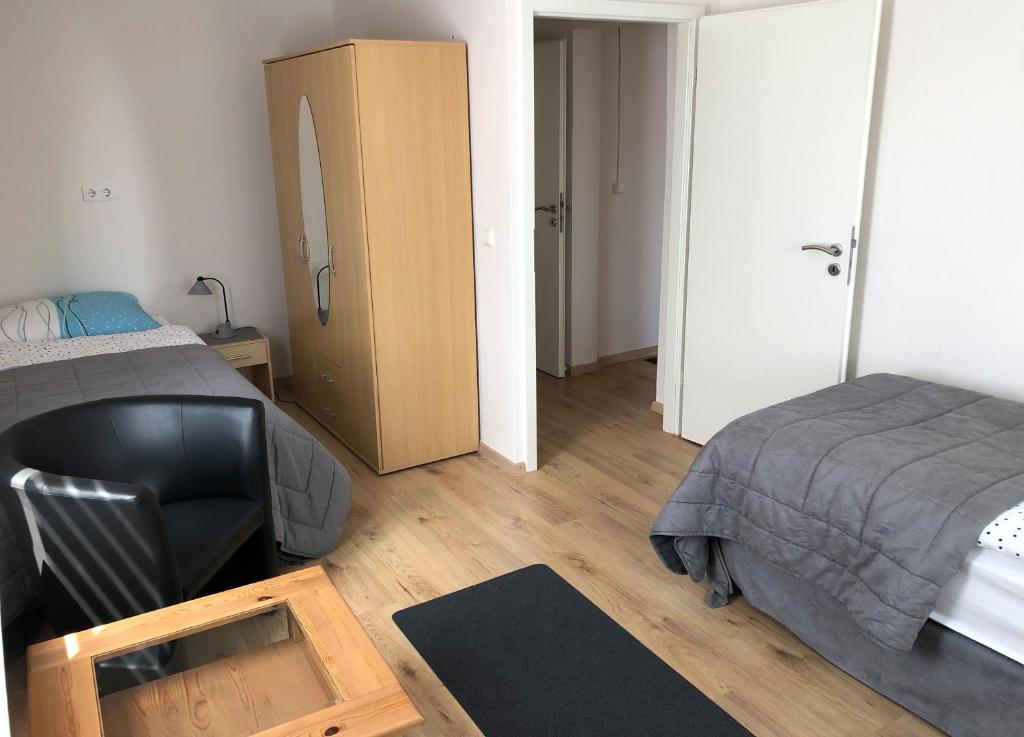 Postel nebo postele na pokoji v ubytování Hotel zur Post Ochsendorf